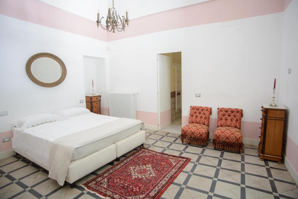 A bed or beds in a room at Palazzo Introna