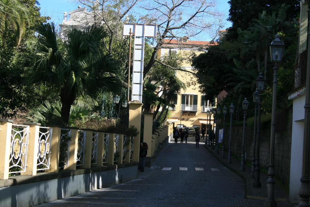 uma rua vazia com uma cruz branca numa ponte em Divina House B&B em Sorrento