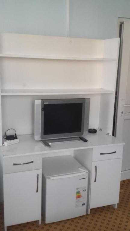 TV a/nebo společenská místnost v ubytování Esin Pansiyon