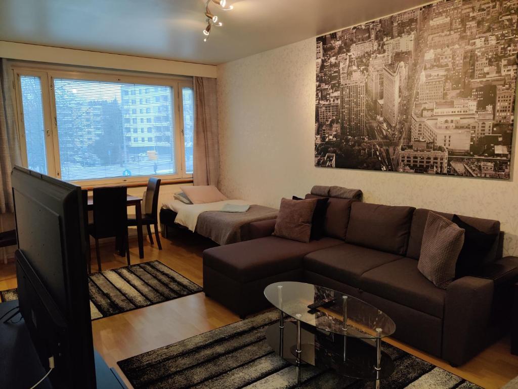 een woonkamer met een bank en een tafel bij M Apartments Jurvalankatu in Tampere