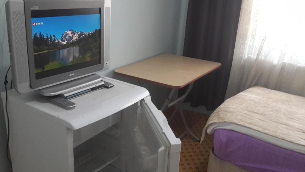 TV a/nebo společenská místnost v ubytování Esin Pansiyon