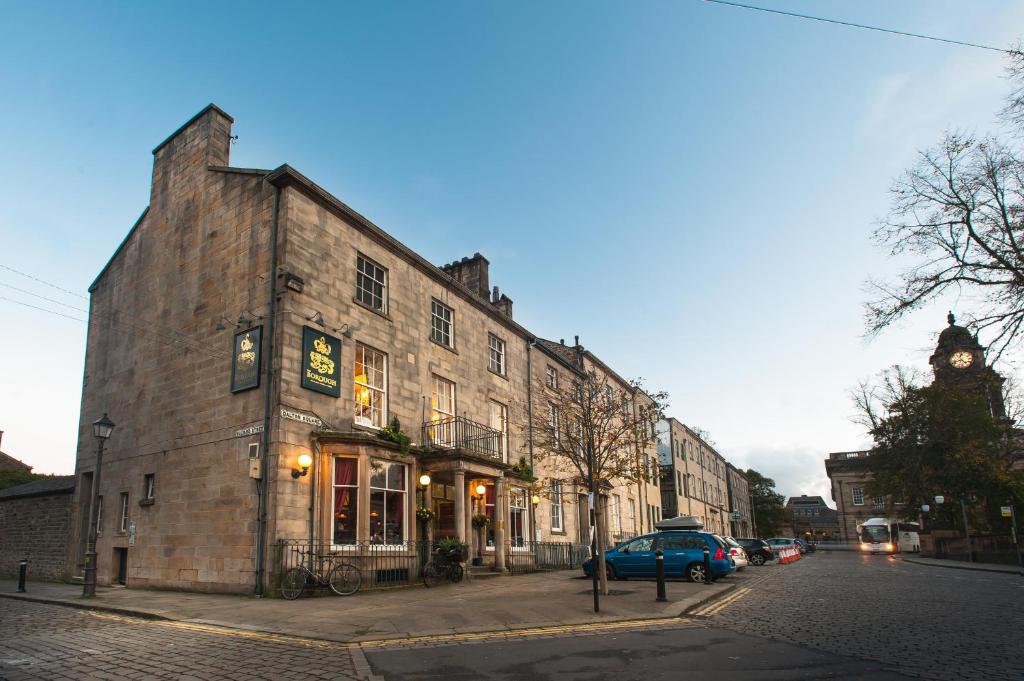 un antiguo edificio de ladrillo en una calle de la ciudad en The Borough Lancaster en Lancaster