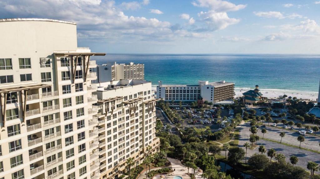 eine Luftansicht auf eine Stadt und das Meer in der Unterkunft Sandestin Resort Luau by Tufan in Destin