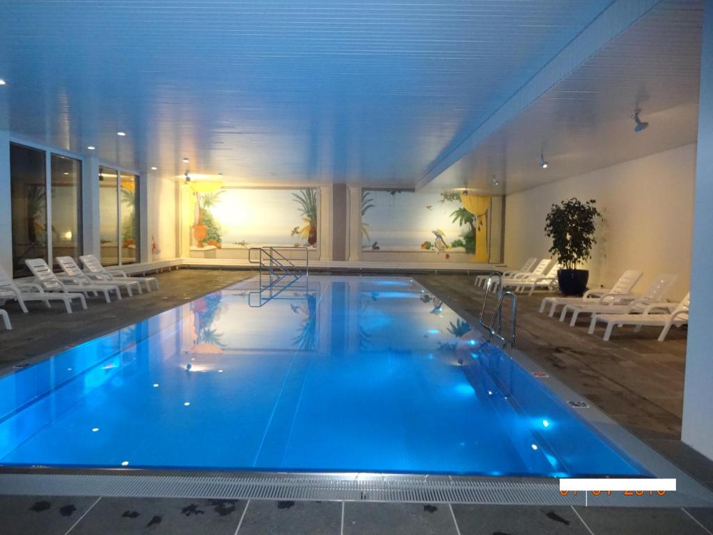 Bazén v ubytování Laax Rancho Studio Apartment nebo v jeho okolí