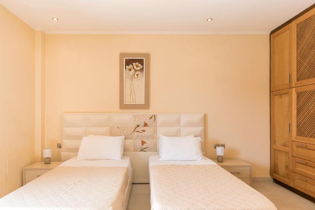Postel nebo postele na pokoji v ubytování Kassiopi View Villas-Corfu-Villa Eleni,4 bedrooms,large private pool,prime location