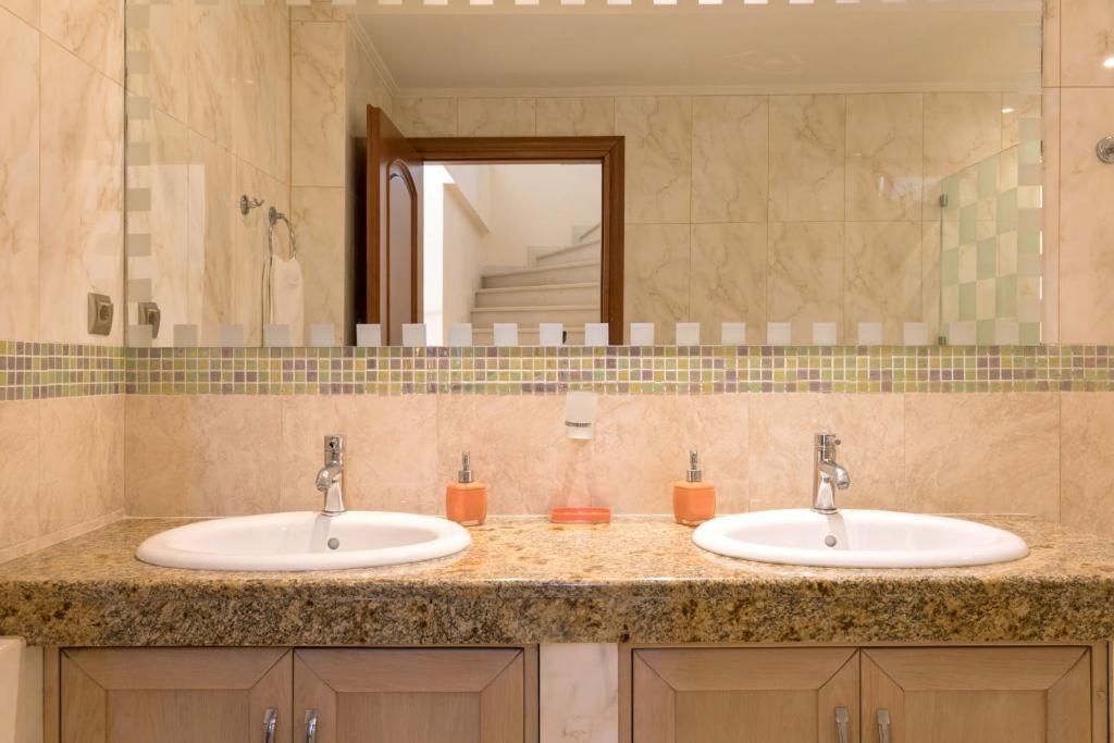 Koupelna v ubytování Kassiopi View Villas-Corfu-Villa Eleni,4 bedrooms,large private pool,prime location