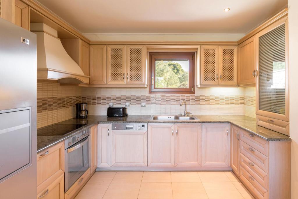 Kuchyň nebo kuchyňský kout v ubytování Kassiopi View Villas-Corfu-Villa Eleni,4 bedrooms,large private pool,prime location