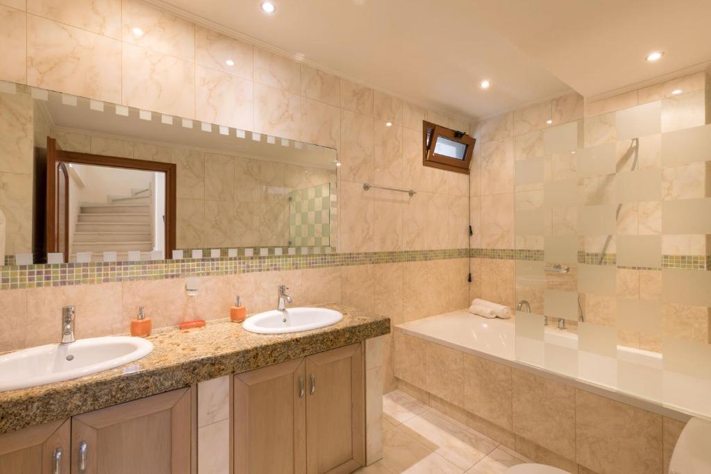Koupelna v ubytování Kassiopi View Villas-Corfu-Villa Eleni,4 bedrooms,large private pool,prime location