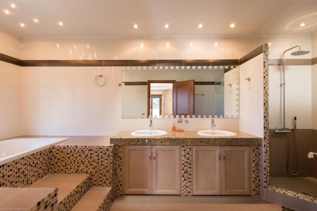 Koupelna v ubytování Kassiopi View Villas-Corfu-Villa Eleni,4 bedrooms,large private pool,prime location
