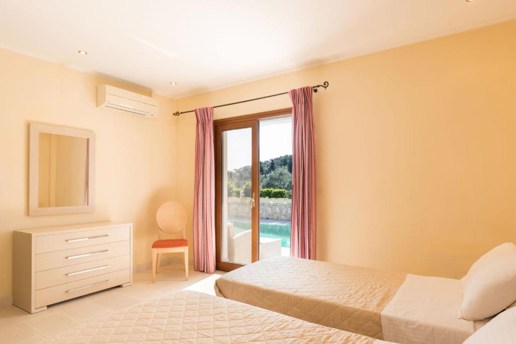 Postel nebo postele na pokoji v ubytování Kassiopi View Villas-Corfu-Villa Eleni,4 bedrooms,large private pool,prime location