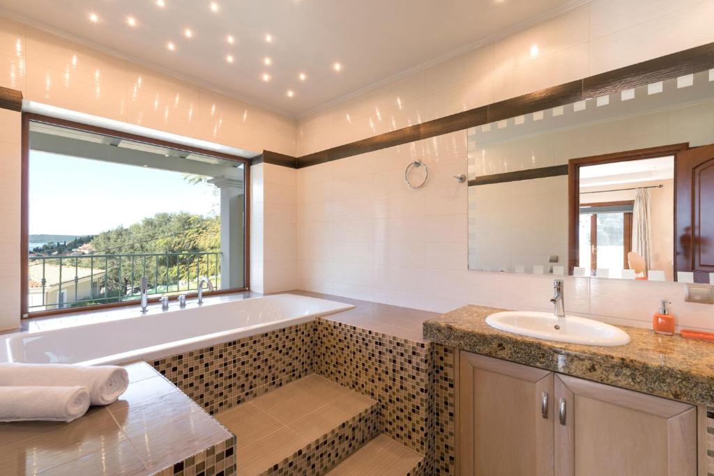 Postel nebo postele na pokoji v ubytování Kassiopi View Villas-Corfu-Villa Eleni,4 bedrooms,large private pool,prime location
