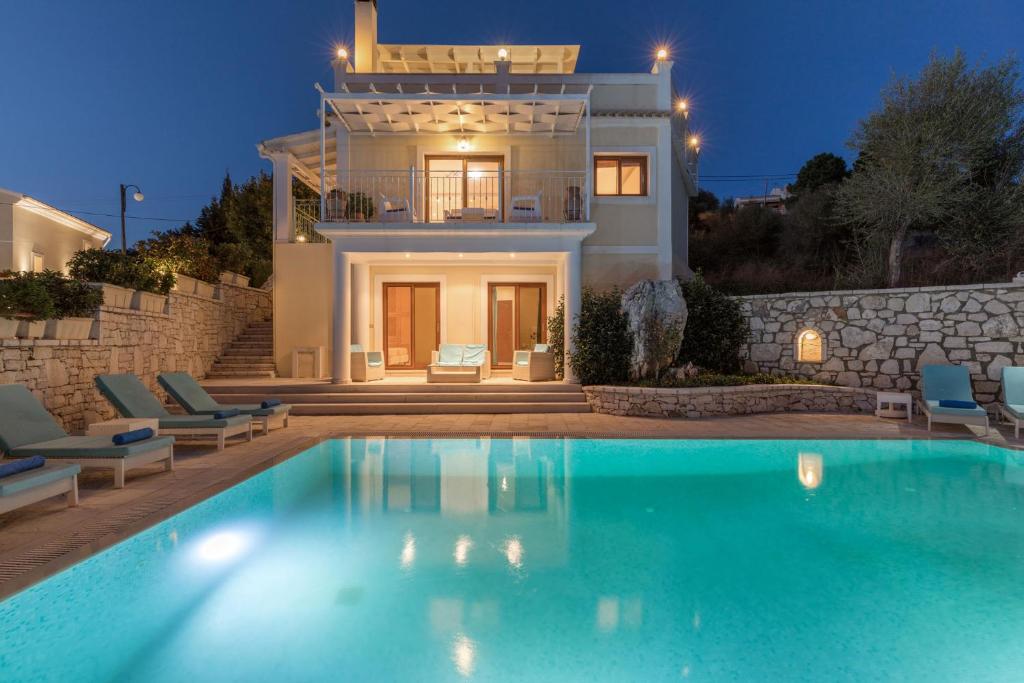 een villa met een zwembad voor een huis bij Kassiopi View Villas-Corfu-Villa Eleni,4 bedrooms,large private pool,prime location in Kassiopi