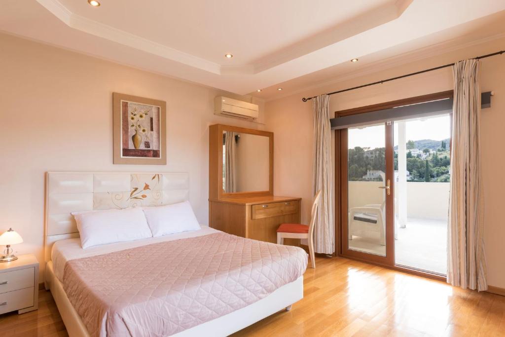 Postel nebo postele na pokoji v ubytování Kassiopi View Villas-Corfu-Villa Eleni,4 bedrooms,large private pool,prime location