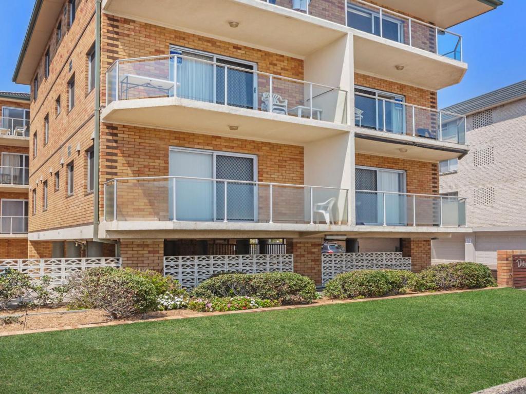 an apartment building with a lawn in front of it at Debra Court 11 in Forster