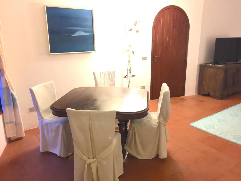 Telewizja i/lub zestaw kina domowego w obiekcie Sea & Beach Apartments Porto Cervo Costa Smeralda