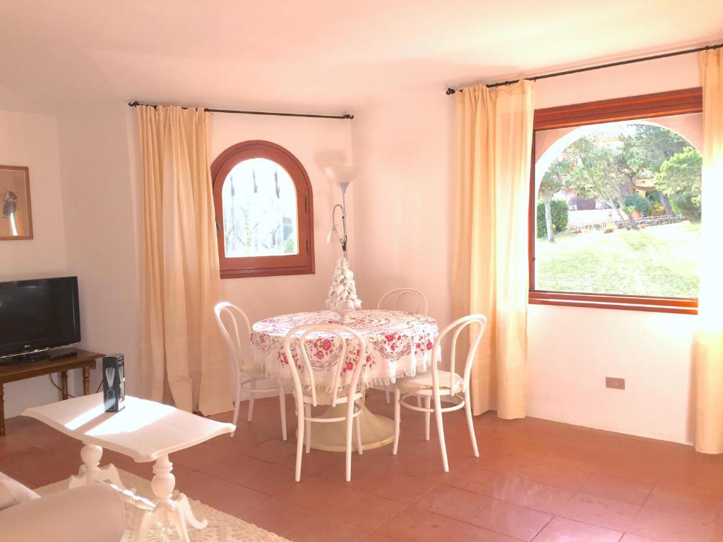 Telewizja i/lub zestaw kina domowego w obiekcie Sea & Beach Apartments Porto Cervo Costa Smeralda