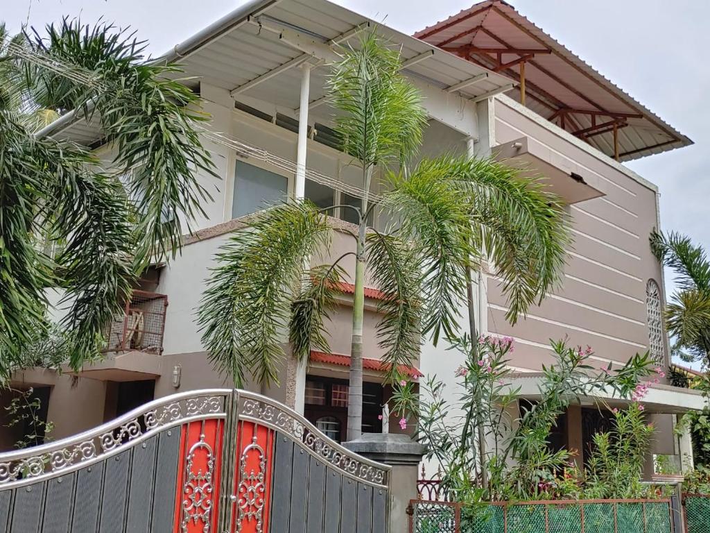 una casa con una recinzione di fronte di Elim luxury suite a Tarangambādi