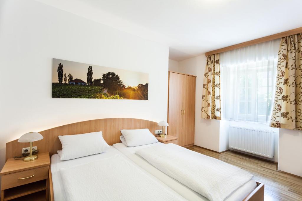 1 Schlafzimmer mit 2 Betten und einem Fenster in der Unterkunft Gästehaus Ferk - Frühstückspension, Bed & Breakfast in Bad Radkersburg
