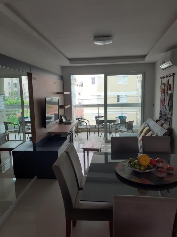  Apartamento 2 suítes Canasvieiras 300m da praia