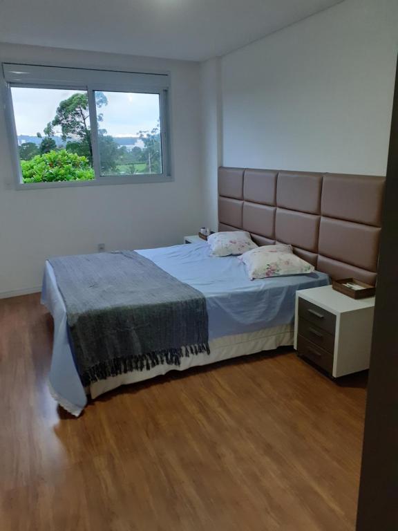  Apartamento 2 suítes Canasvieiras 300m da praia