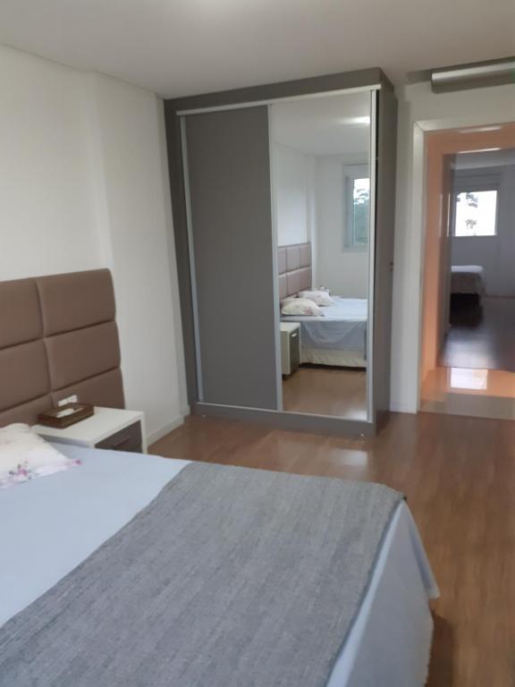  Apartamento 2 suítes Canasvieiras 300m da praia