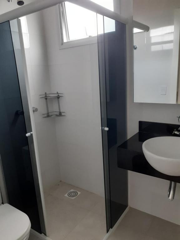  Apartamento 2 suítes Canasvieiras 300m da praia