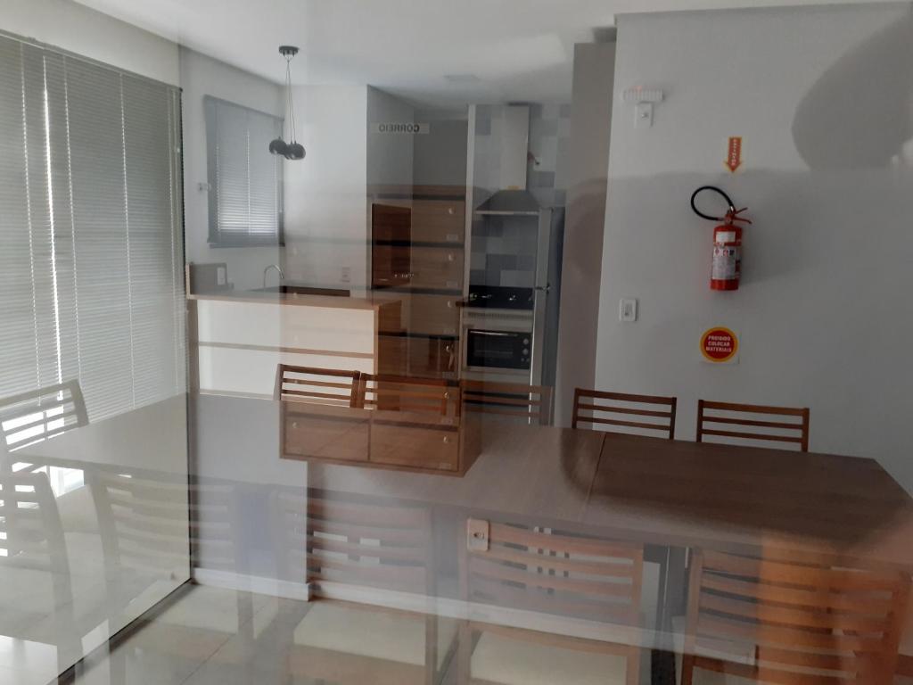  Apartamento 2 suítes Canasvieiras 300m da praia