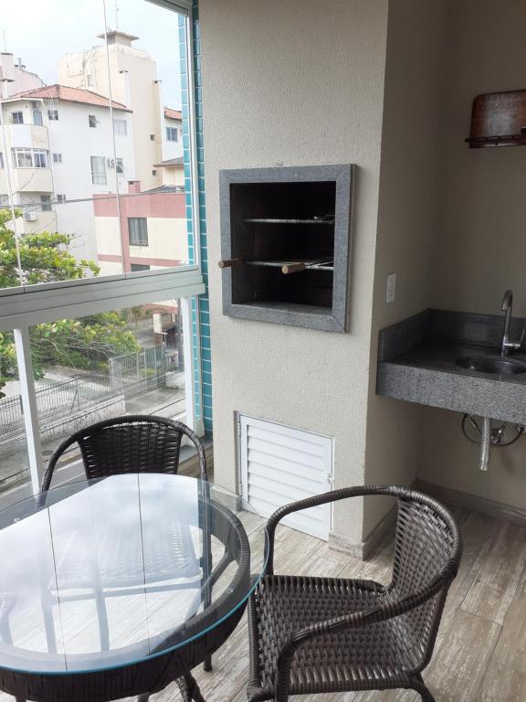  Apartamento 2 suítes Canasvieiras 300m da praia
