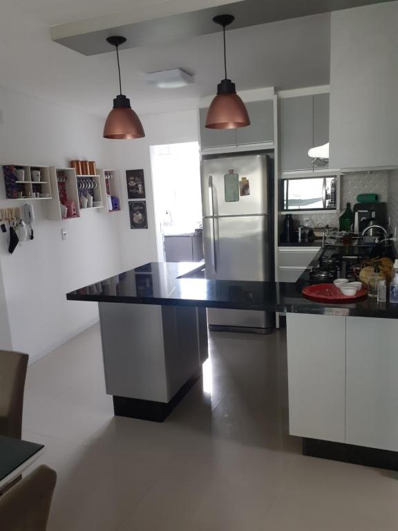  Apartamento 2 suítes Canasvieiras 300m da praia