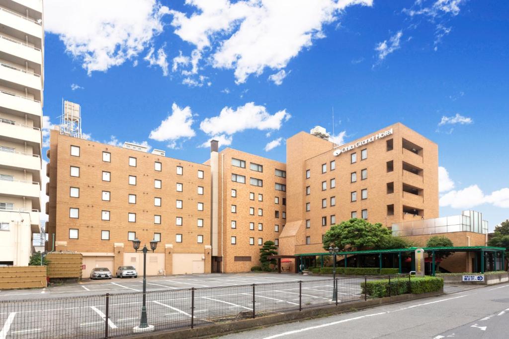 una calle frente a dos grandes edificios de ladrillo en Ohta Grand Hotel, en Ōta