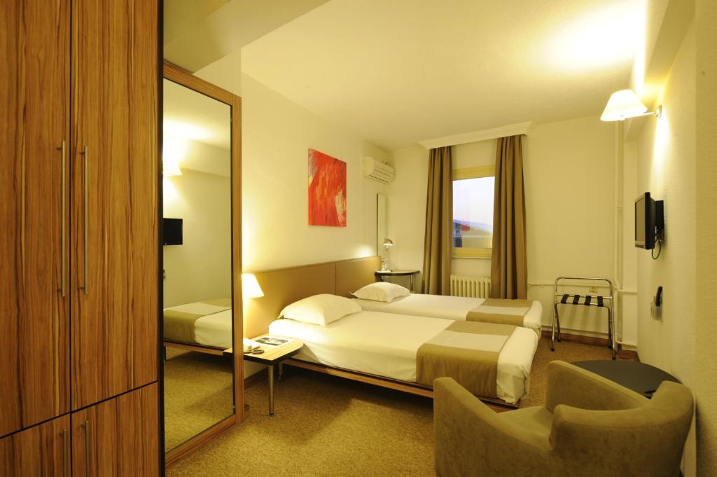 Postel nebo postele na pokoji v ubytování Kardes Hotel