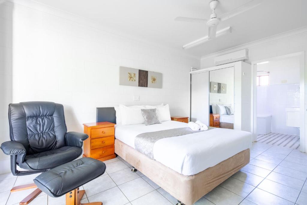 a bedroom with a bed and a chair at Motel Ingham in Ingham