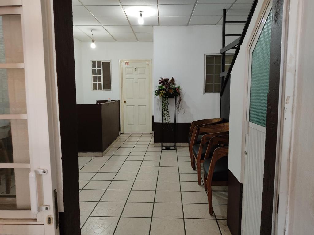 um corredor de uma sala de espera com uma fila de cadeiras em Hostal Herencia em Tequila