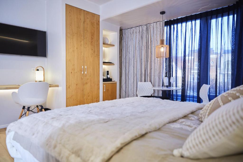 Postel nebo postele na pokoji v ubytování Hotel ONIRO - Luxury Rooms & Wellness Suites