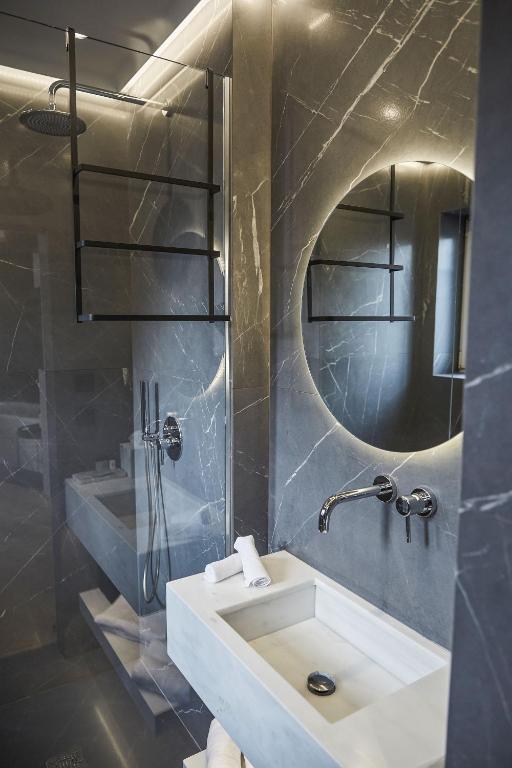 Koupelna v ubytování Hotel ONIRO - Luxury Rooms & Wellness Suites
