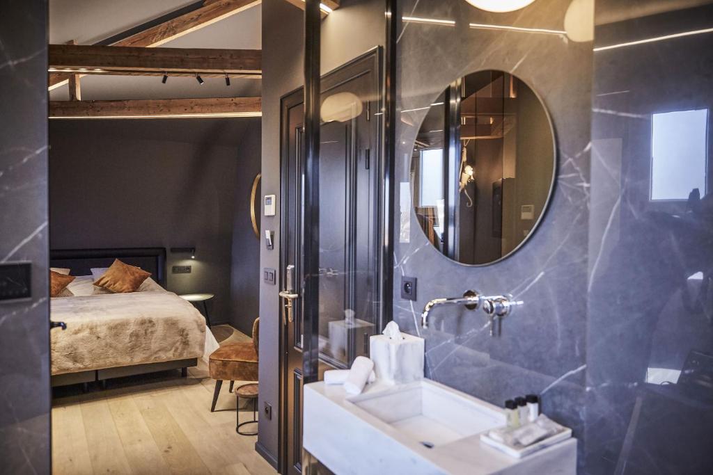 Postel nebo postele na pokoji v ubytování Hotel ONIRO - Luxury Rooms & Wellness Suites