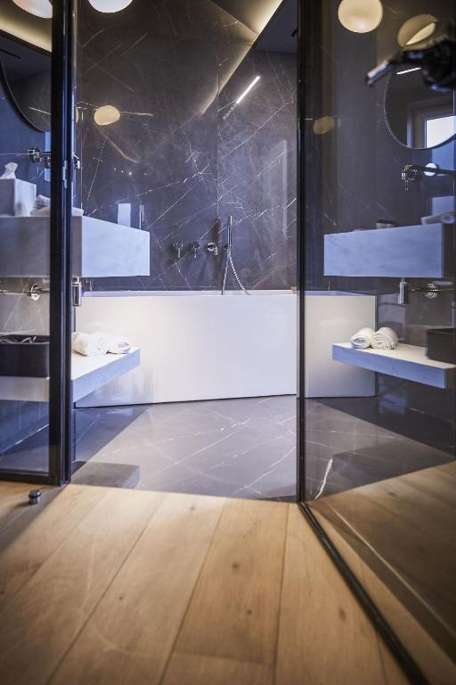 Koupelna v ubytování Hotel ONIRO - Luxury Rooms & Wellness Suites