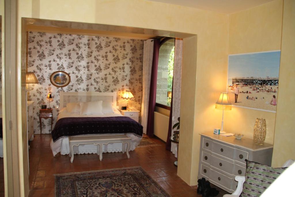 A bed or beds in a room at Mas Vilosa Bed and Breakfast