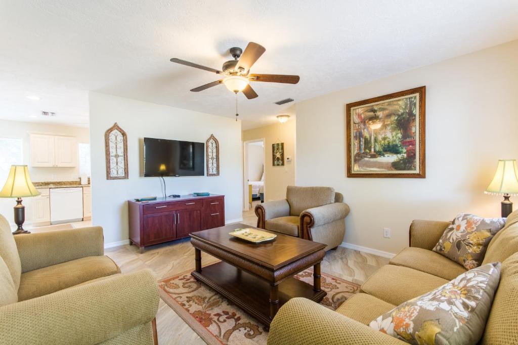 ein Wohnzimmer mit Sofa und Tisch in der Unterkunft Villa Franca bungalow in Sarasota
