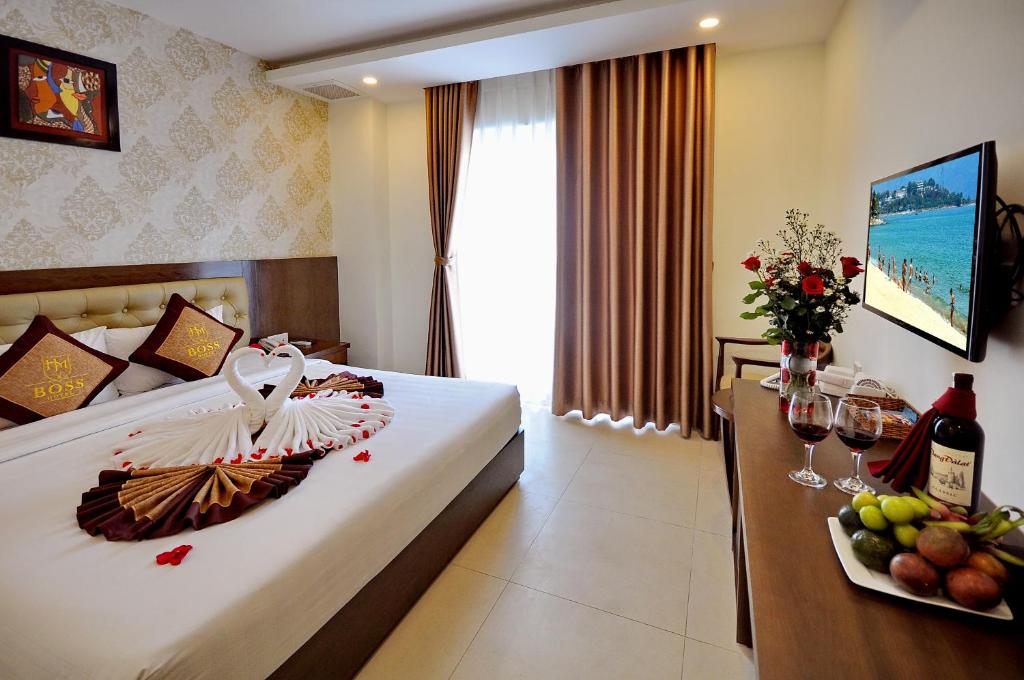 Giường trong phòng chung tại Boss Hotel