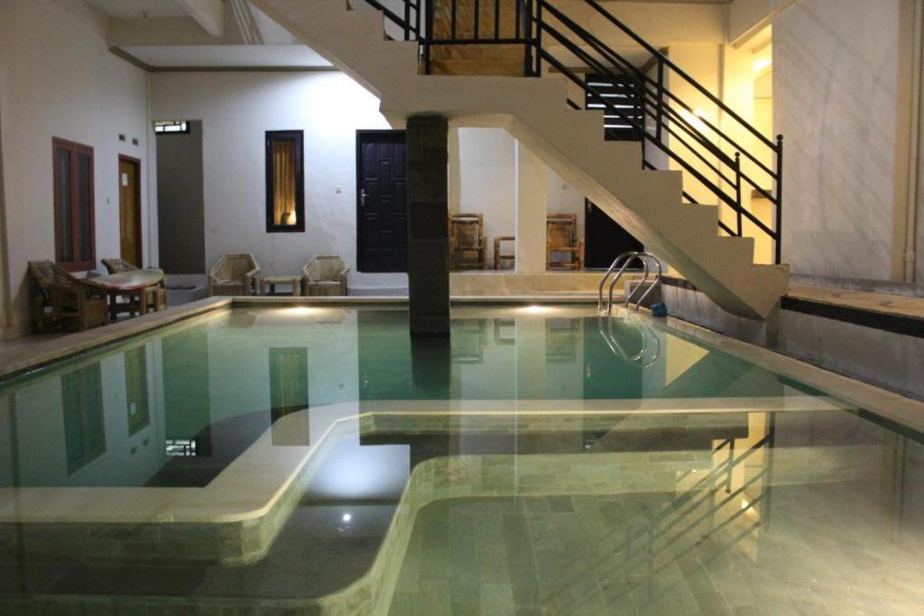 Bazén v ubytování BANYU URIP ROOMS nebo v jeho okolí