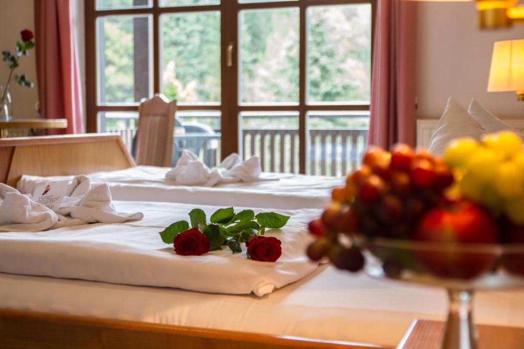 Postel nebo postele na pokoji v ubytování Hotel Schwarzbeerschänke Pobershau