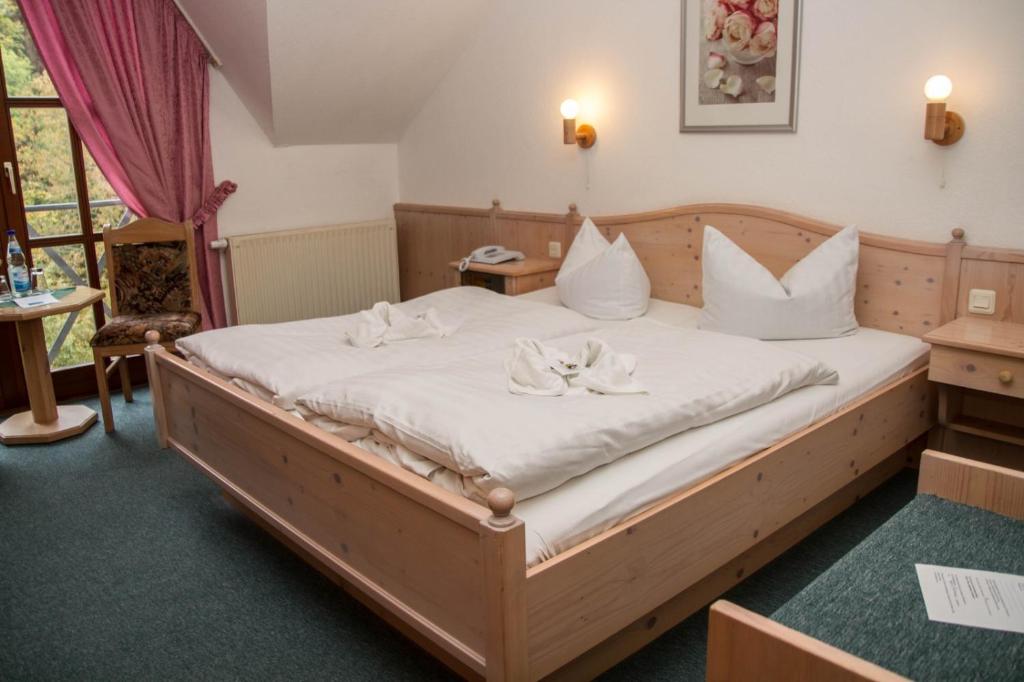 Postel nebo postele na pokoji v ubytování Hotel Schwarzbeerschänke Pobershau