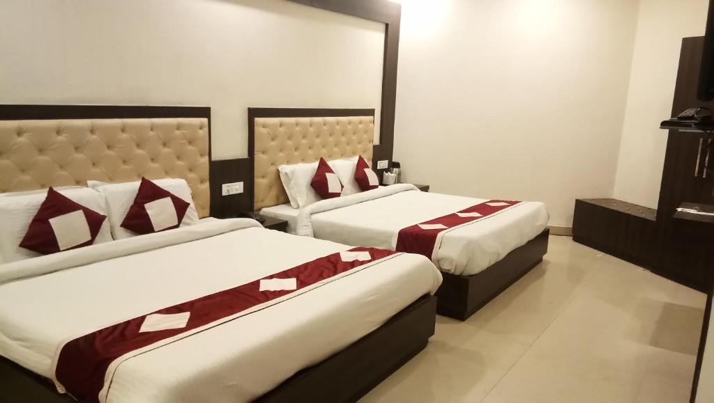 Postel nebo postele na pokoji v ubytování Hotel Krishna