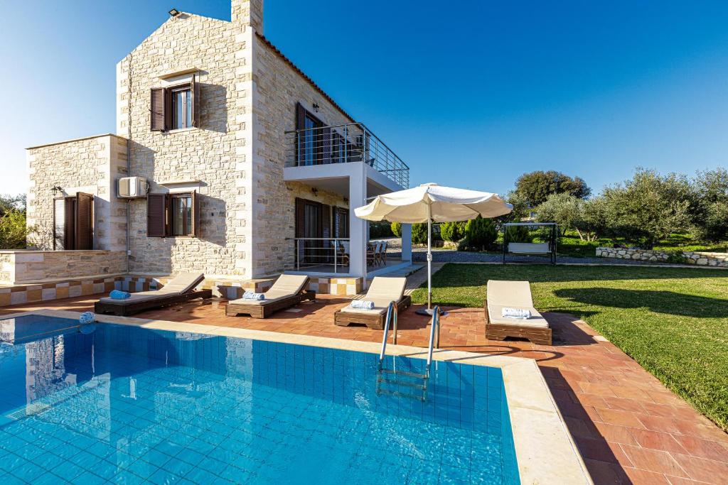 Πισίνα στο ή κοντά στο Dimokritos Villas, a homestay experience, By ThinkVilla