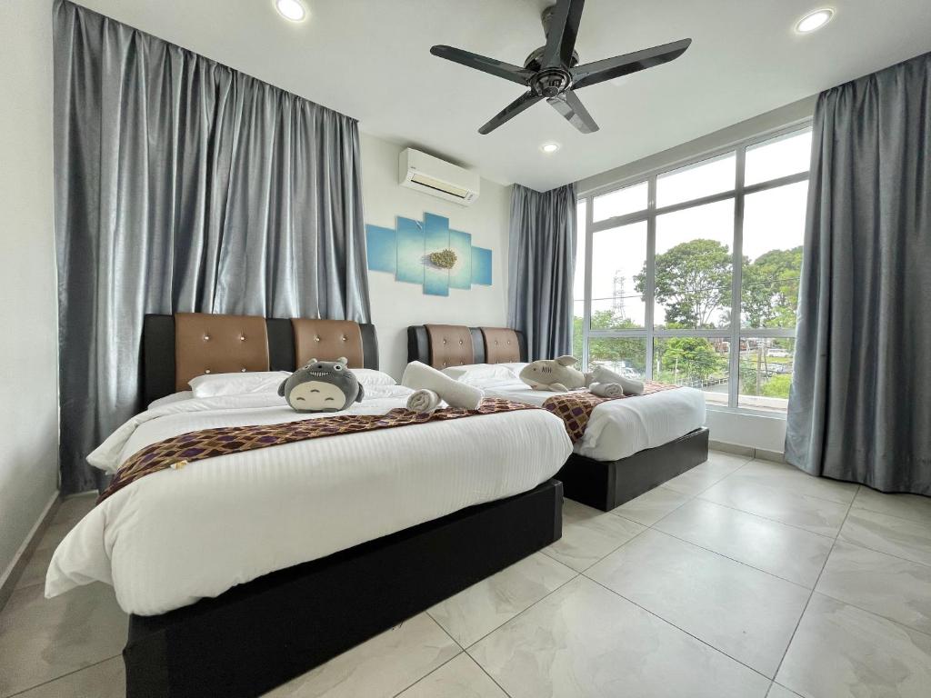 um quarto com duas camas com bichos de peluche em Langkawi Cozy Holiday Home at Taman Indah by Zervin em Kuah