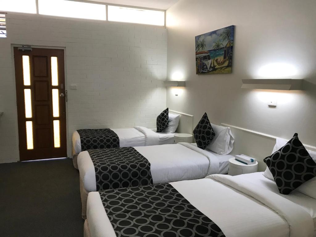 Postel nebo postele na pokoji v ubytování Coffs Shearwater Motel
