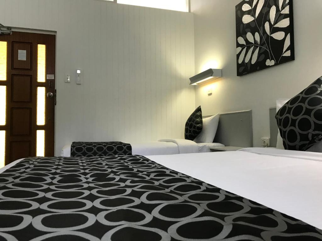 Postel nebo postele na pokoji v ubytování Coffs Shearwater Motel