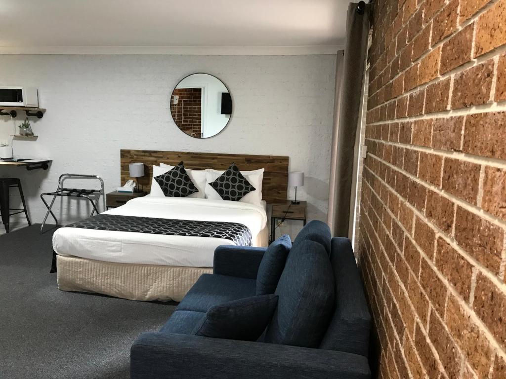 Postel nebo postele na pokoji v ubytování Coffs Shearwater Motel