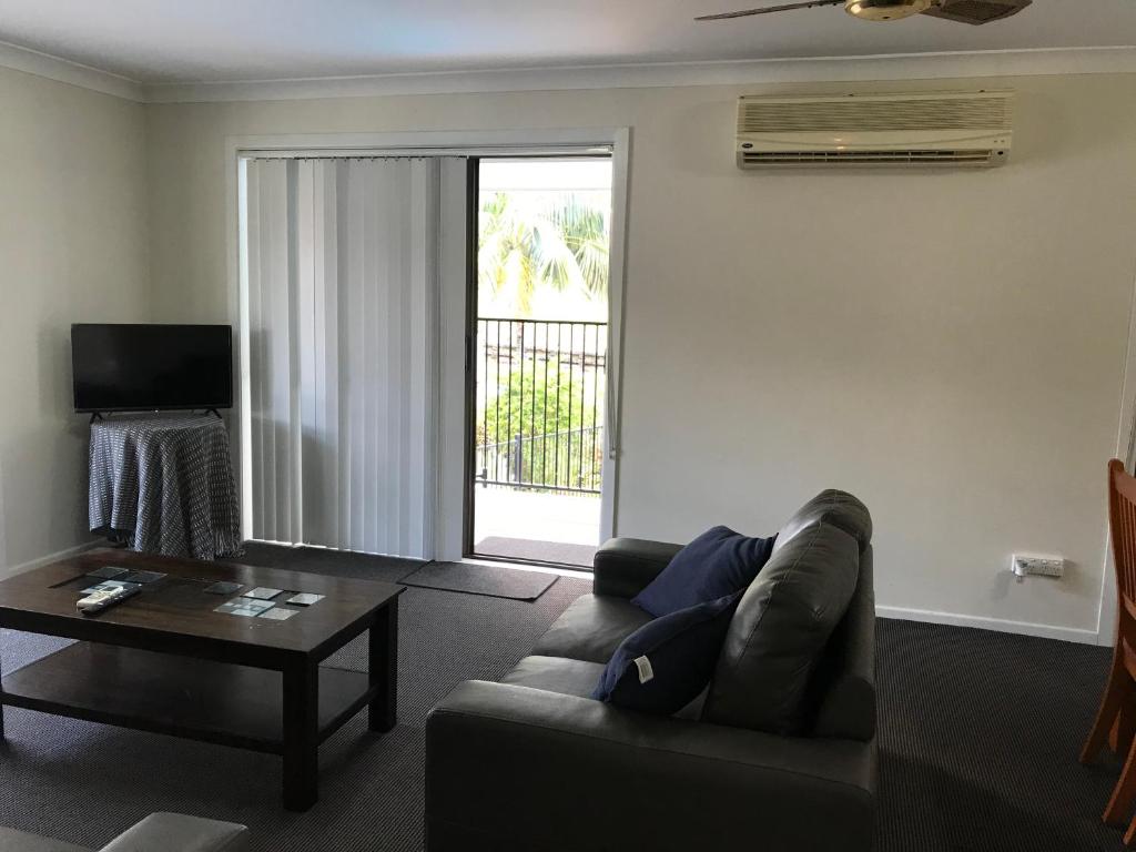 TV a/nebo společenská místnost v ubytování Coffs Shearwater Motel
